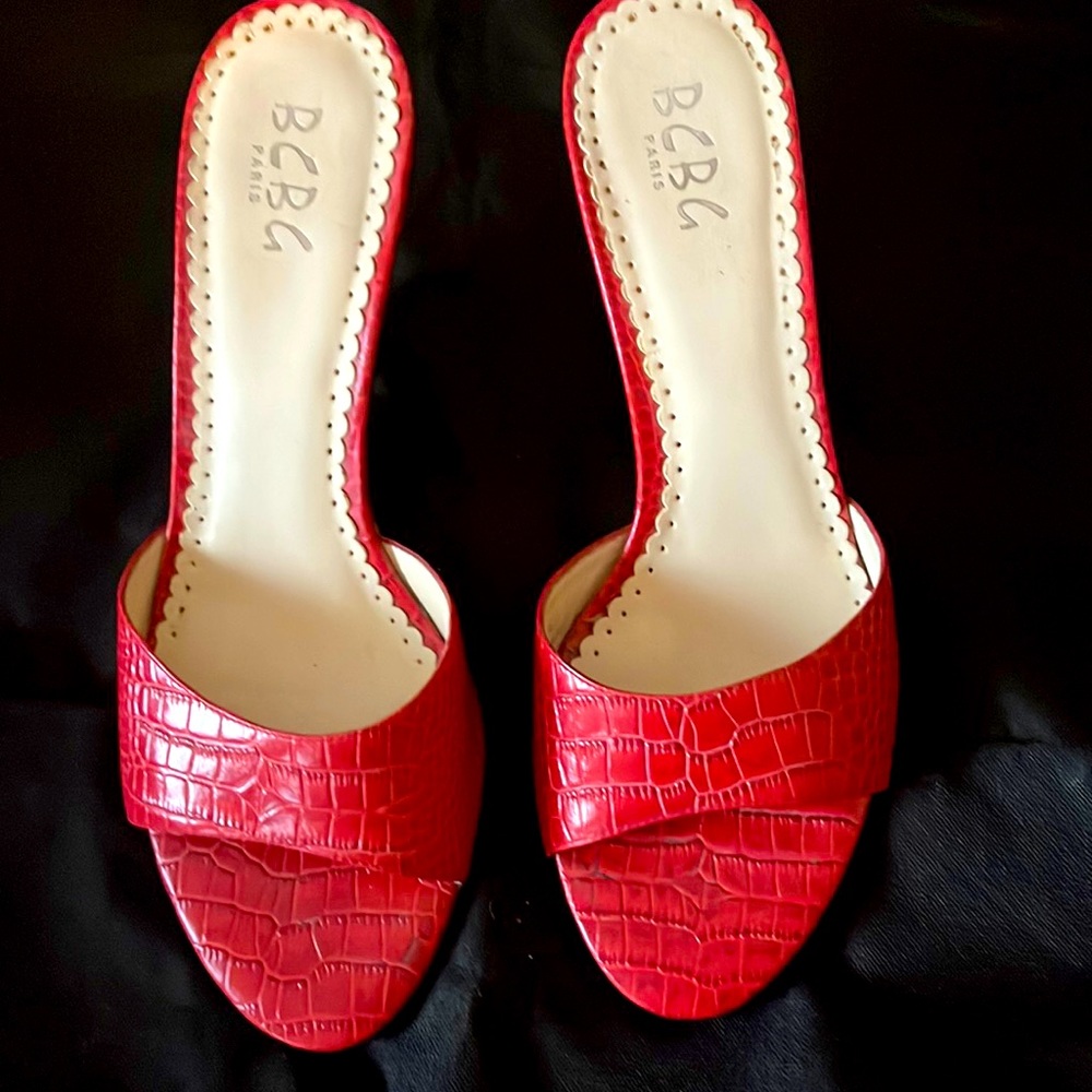BCBG size 8 red croc slides with wicker wedge